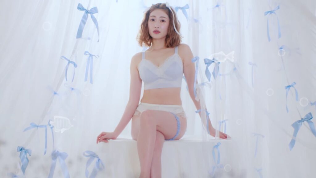 吉田朱里のブラジャー姿