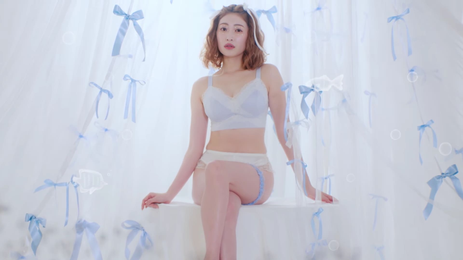 吉田朱里のブラジャー姿