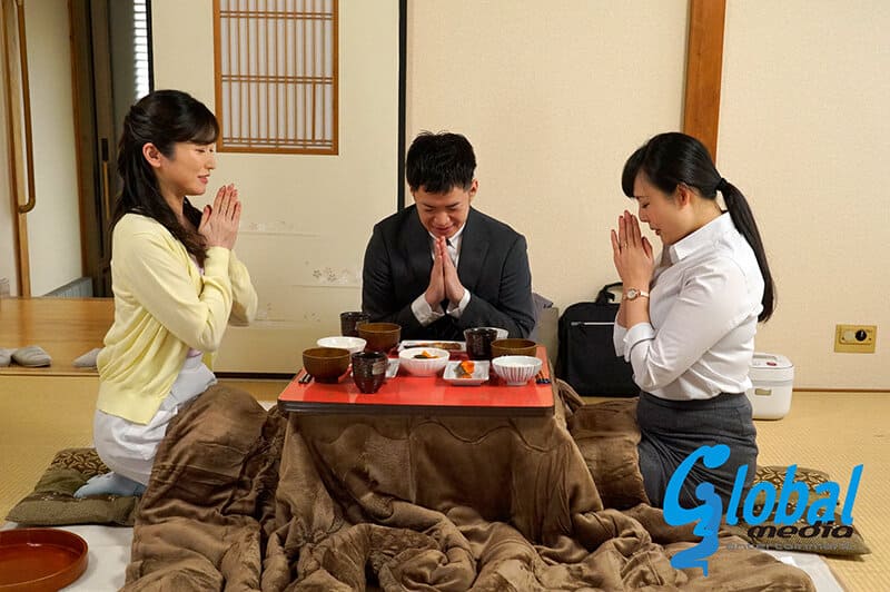 全裸で貪るように肉を揺らす