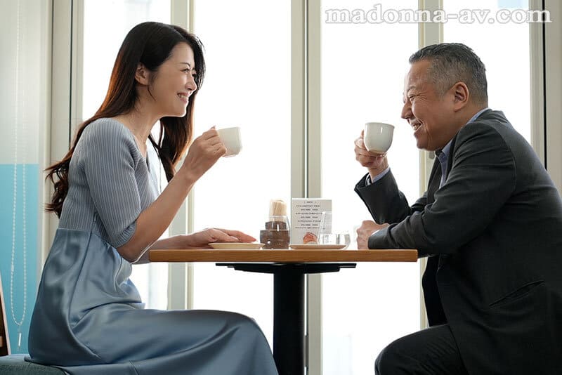 お尻に左に３輪のバラ