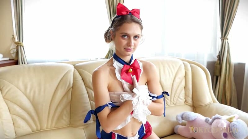 フルヌードでゆっくりと舞う姿