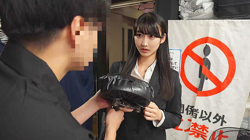 女優の自転車パンチラ
