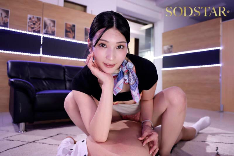 黒パンストに透ける黄色い下着がエロ