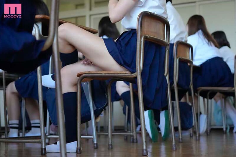 屈んだときの胸チラや浮きブラ