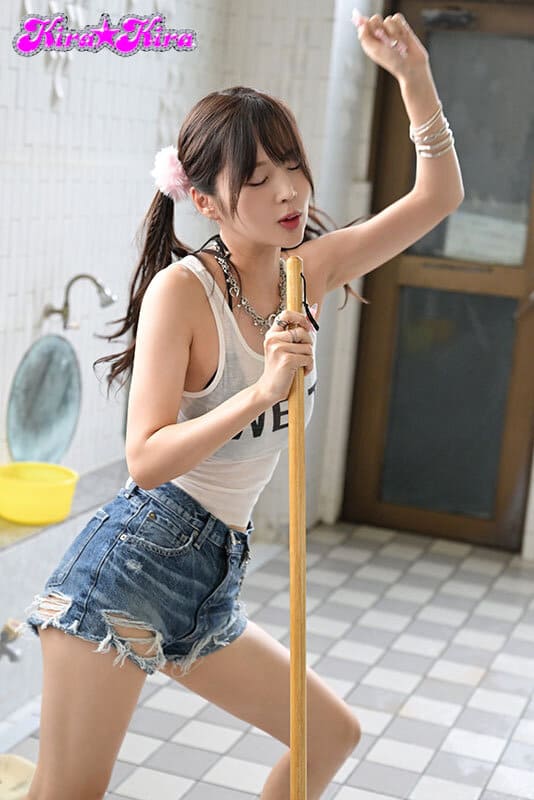 目の前にいる裸の巨乳ギャル