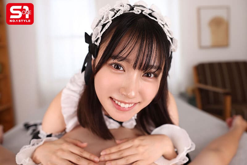 透けたシャツに尻丸出しのスクールスカート