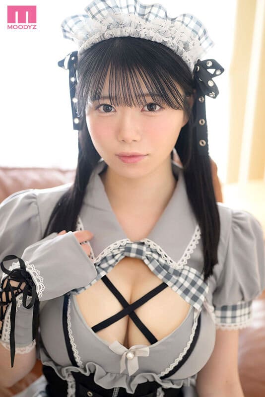 奥井千晴の巨乳メイド谷間