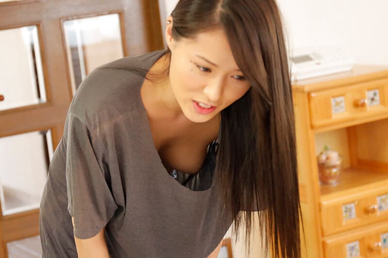 美人インストラクターの乳首チラリズム