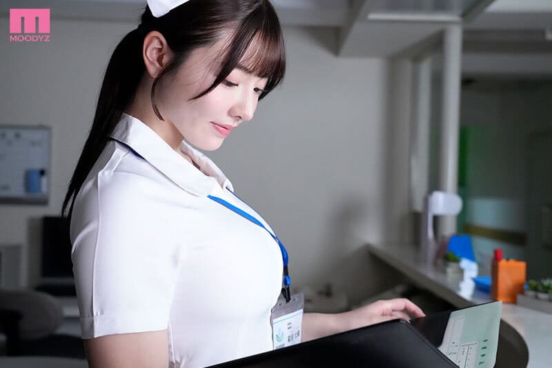 彩月七緒のナース巨乳