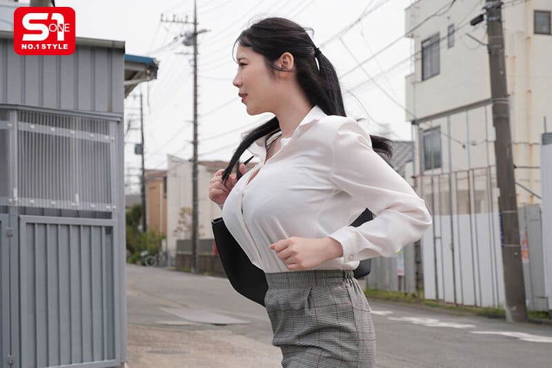 みなみ羽琉の走る爆乳OL